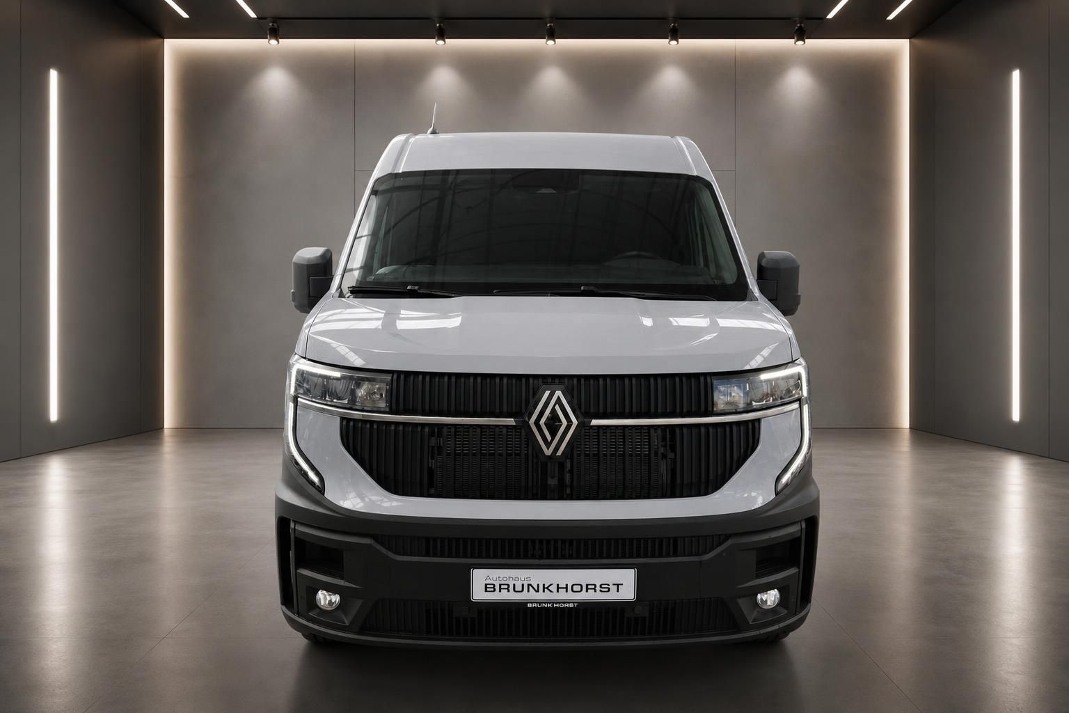 Renault Master Kastenwagen in grau - Frontansicht im modernen Showroom mit LED-Beleuchtung