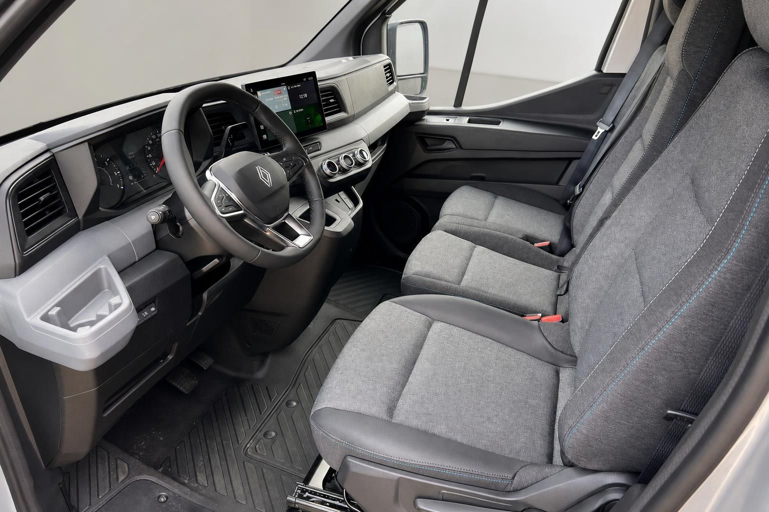 Renault Master Innenraum - Fahrersitz und Cockpit mit Touchscreen und grauer Polsterung