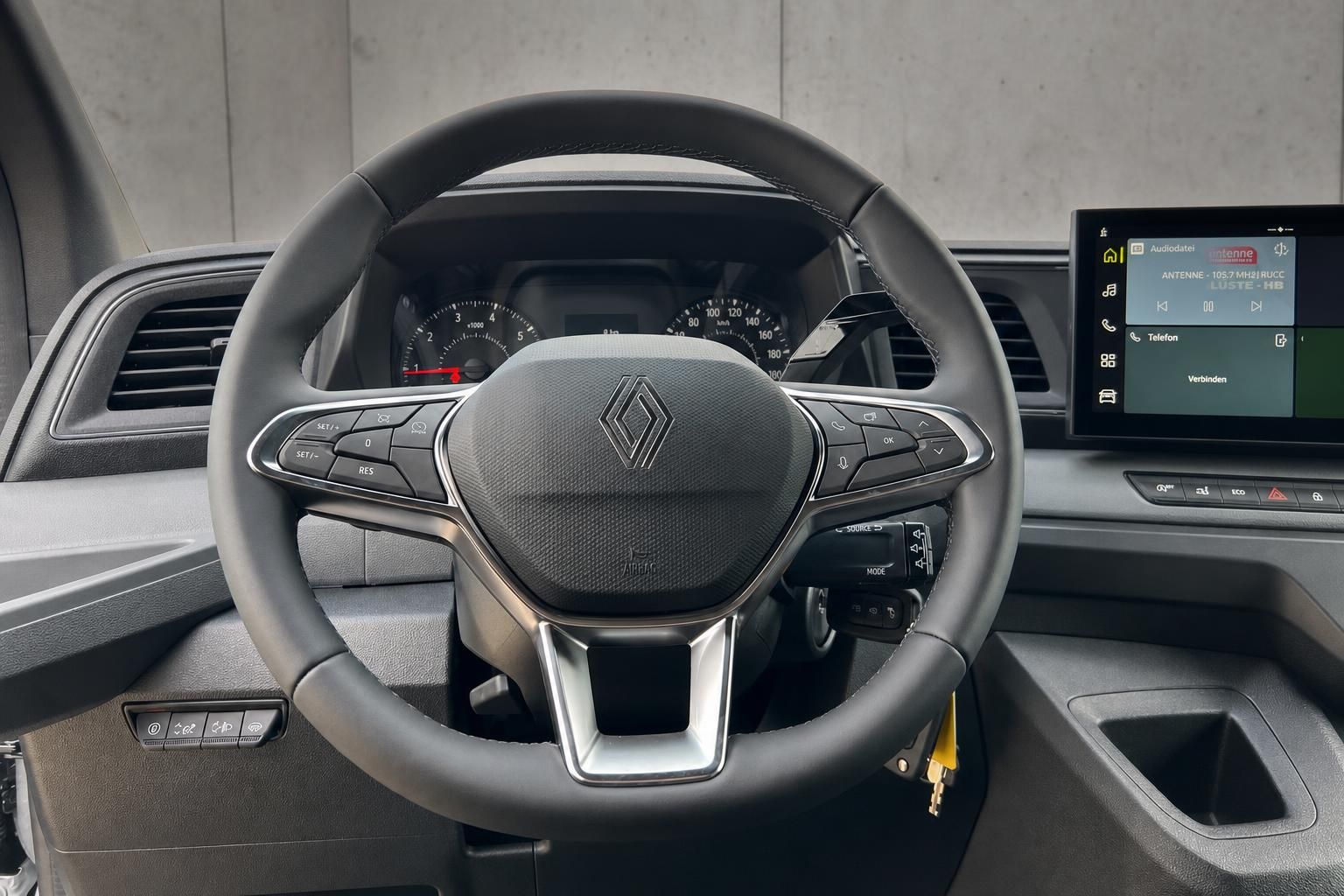 Renault Lenkrad mit Multifunktionstasten und analogem Kombiinstrument