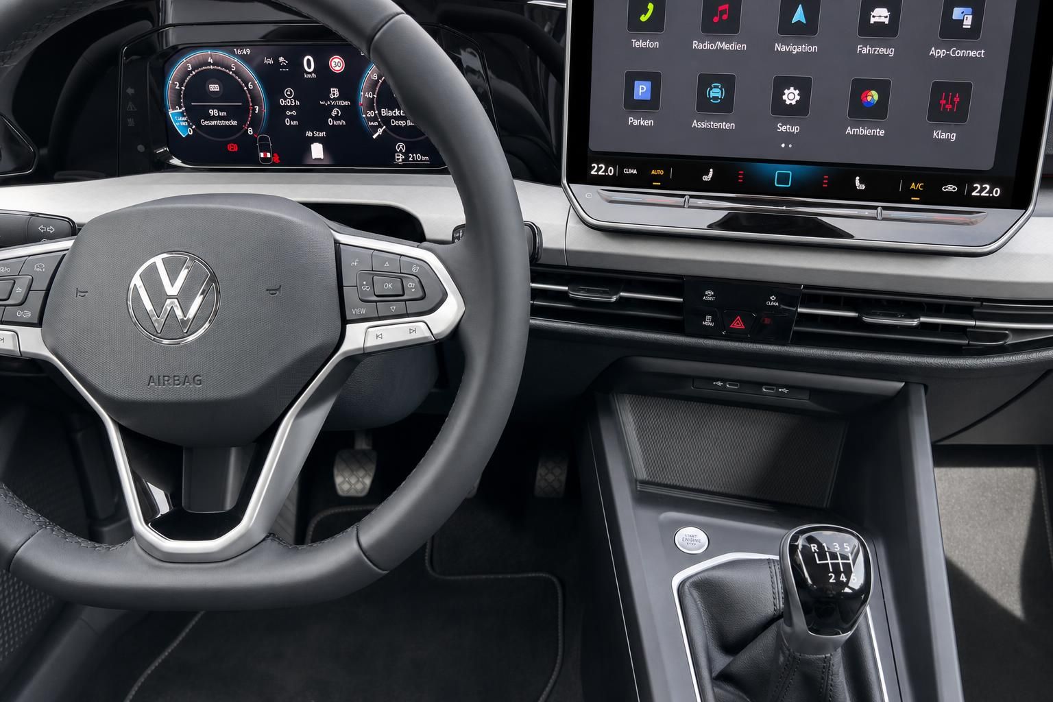 VW Cockpit mit Lenkrad, Schaltknauf und Touchscreen im Innenraum