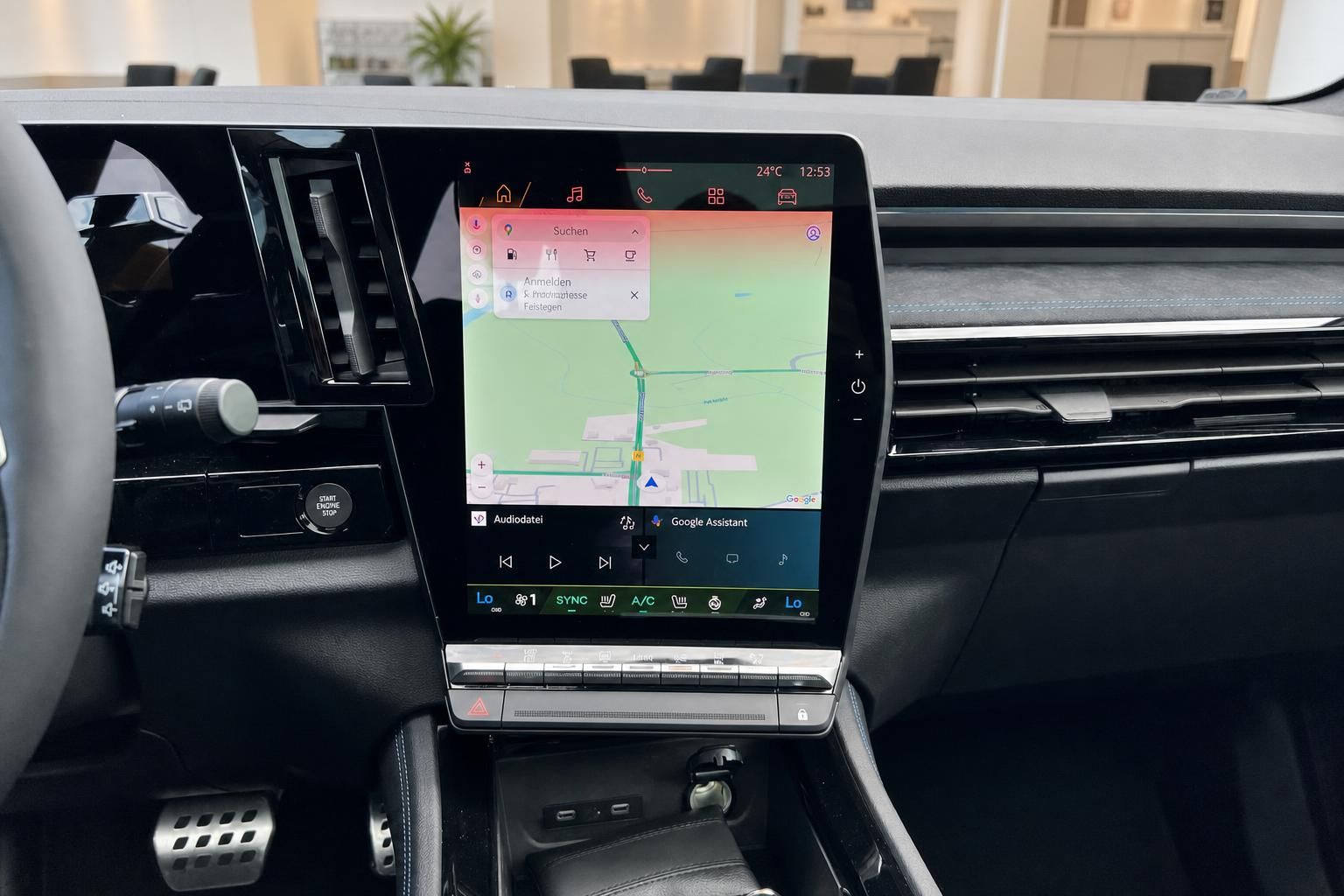 Zentrales Touchscreen-Display mit Navigationskarte im Fahrzeuginnenraum