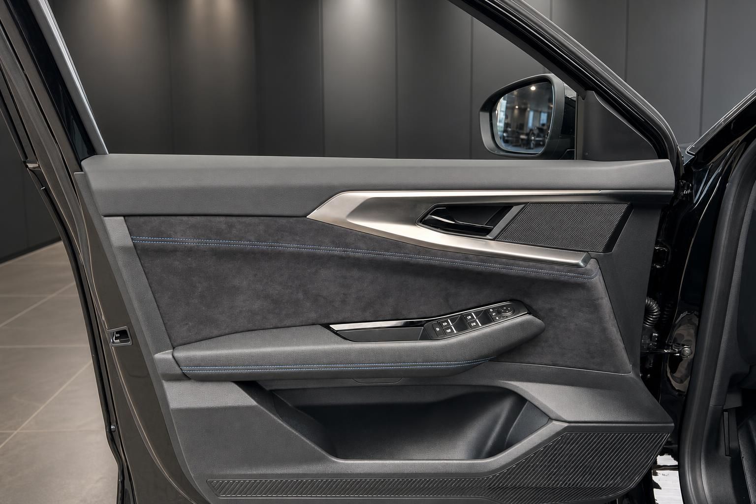 Detailansicht der Fahrertuer mit Bedienelementen und Alcantara-Verkleidung