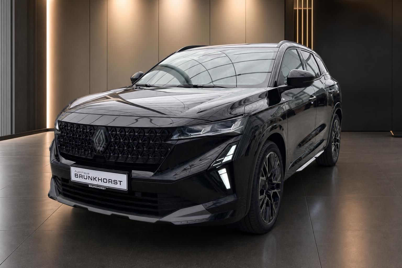 Renault Austral schwarz Frontansicht seitlich im Autohaus Brunkhorst