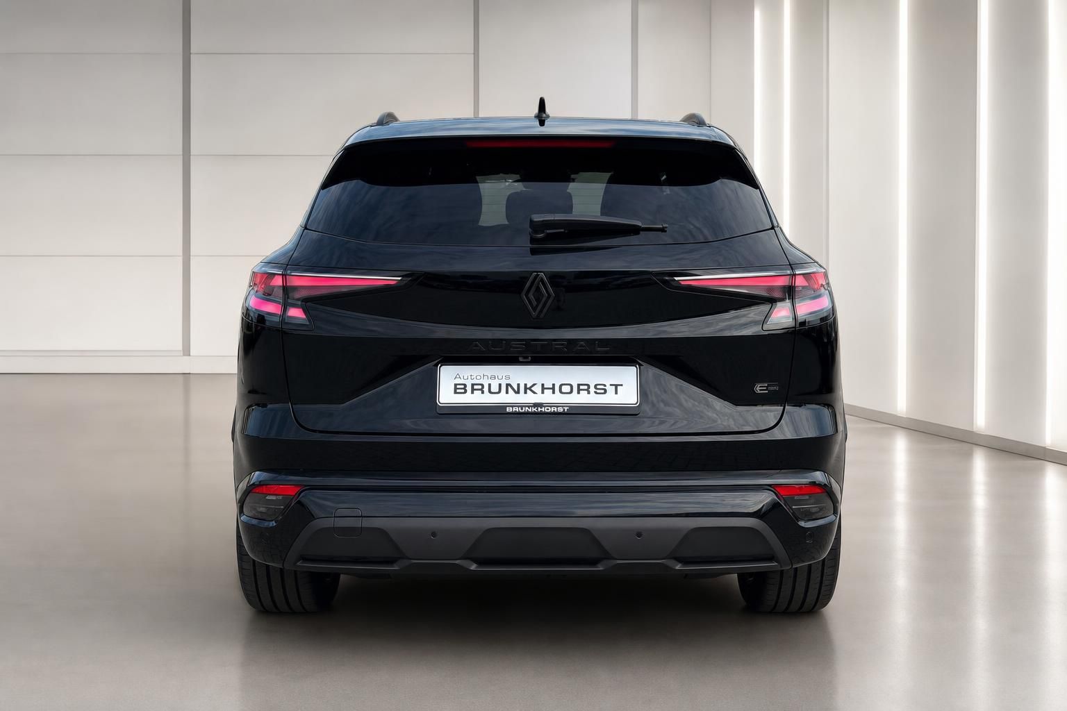 Renault Austral schwarz Heckansicht mit LED-Rueckleuchten im Autohaus