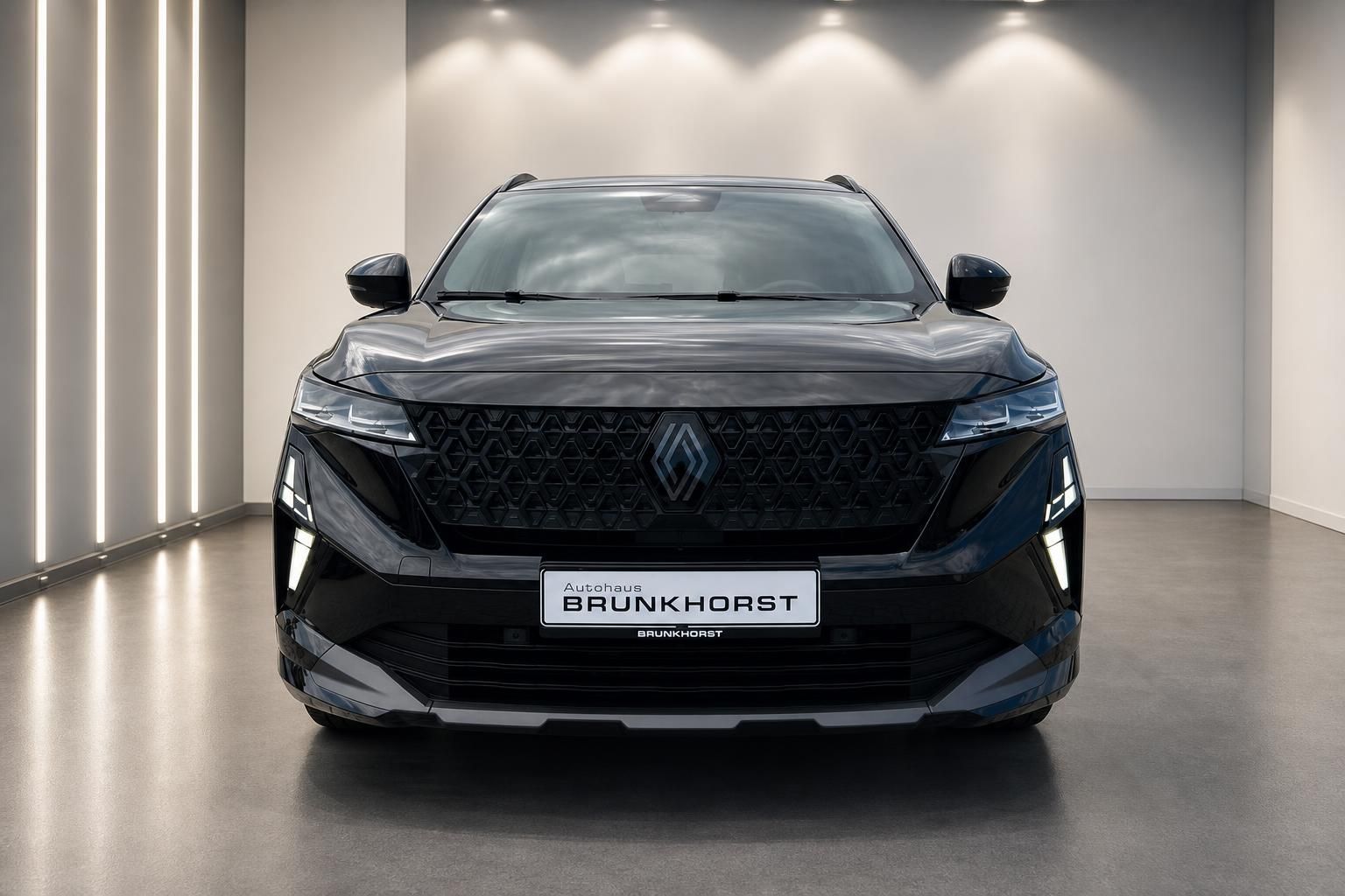 Renault Austral schwarz Frontansicht mit Kuehlergrill und LED-Scheinwerfern