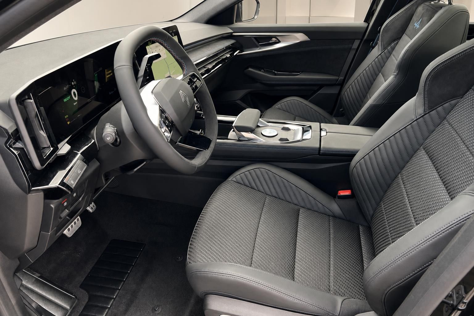Renault Austral Innenraum mit Cockpit, Lenkrad und Sportsitzen in Schwarz