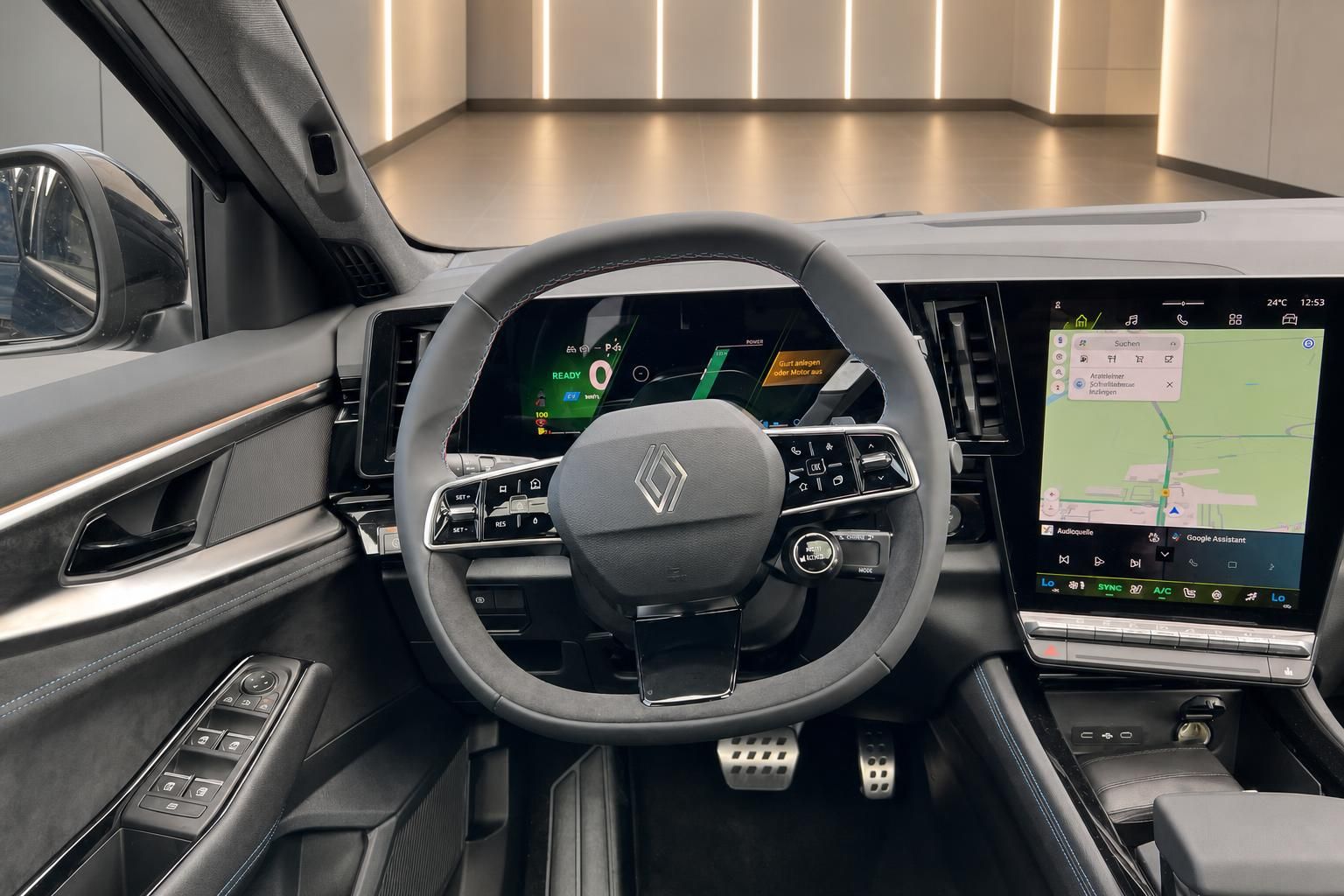 Renault Cockpit mit Lenkrad und digitalem Navigationsdisplay im Autohaus
