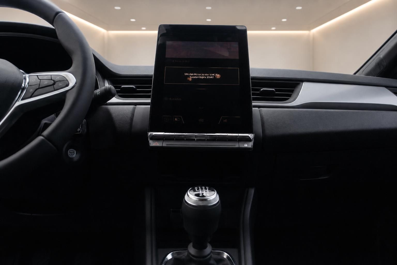 Cockpit mit Touchscreen Infotainment und Schaltknauf im Fahrzeuginnenraum