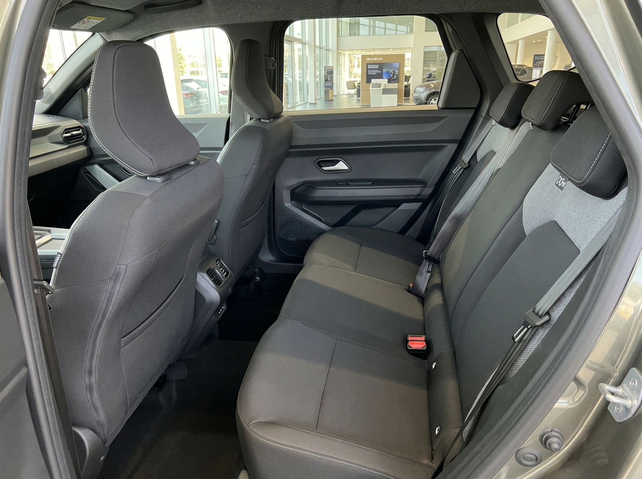 Auto Innenraum Rücksitzbank mit grauen Polstern und Kopfstützen