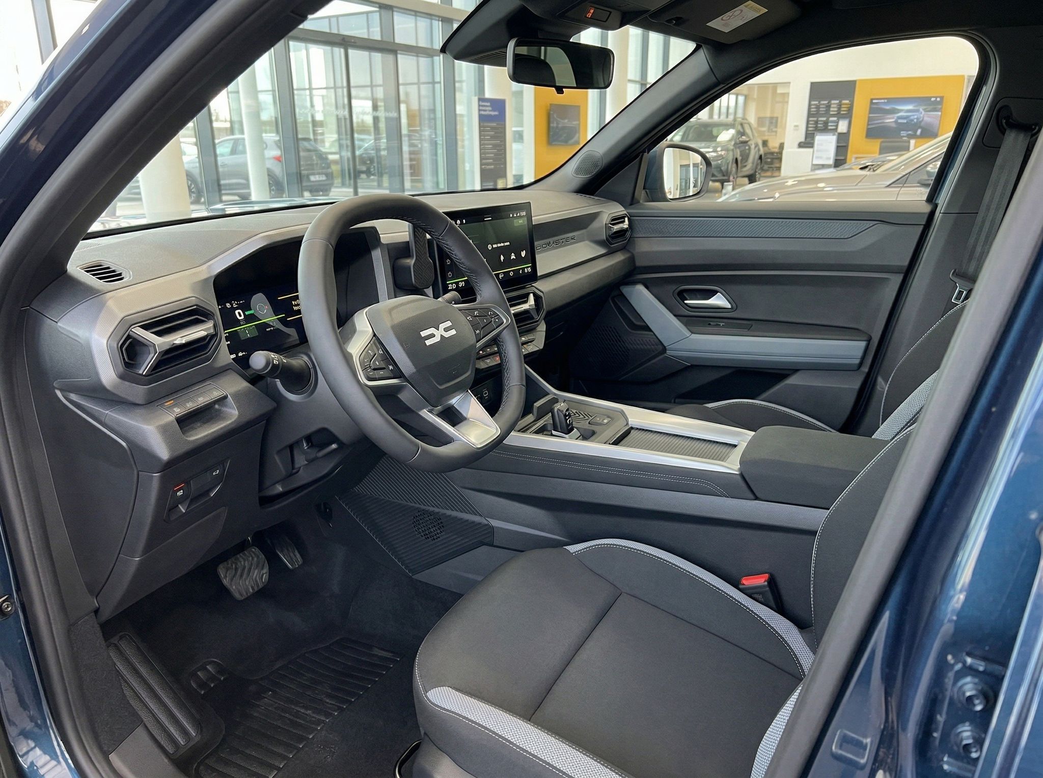 Modernes Fahrzeug-Cockpit mit digitalem Display und grau-schwarzer Innenausstattung