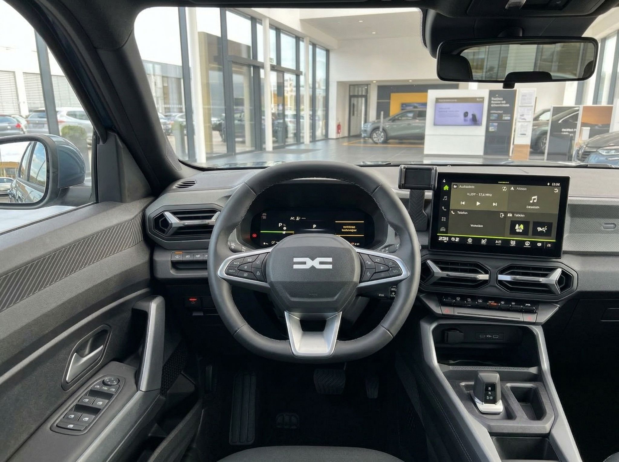 Auto Innenansicht mit Lenkrad, digitalem Display und Mittelkonsole