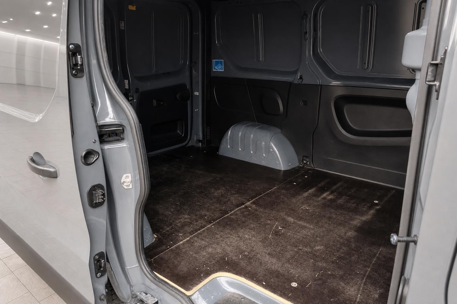 Laderaum eines Renault Transporters mit geoeffneter Schiebetuer
