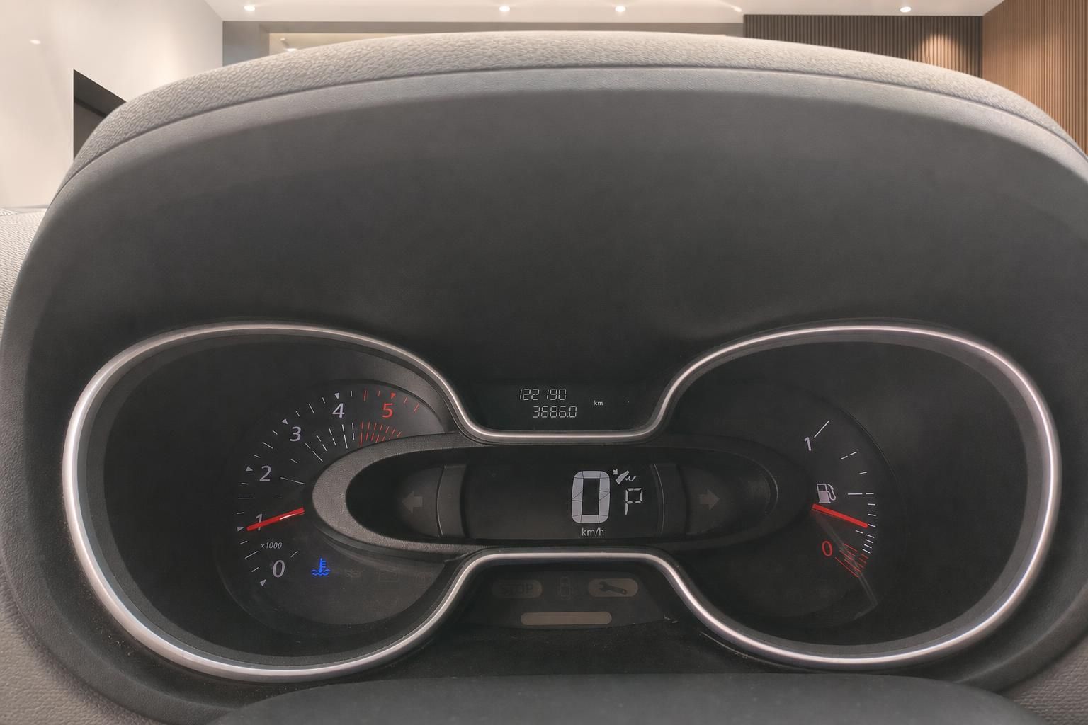 Tacho und Kombiinstrument eines Fahrzeugs mit Kilometerstand