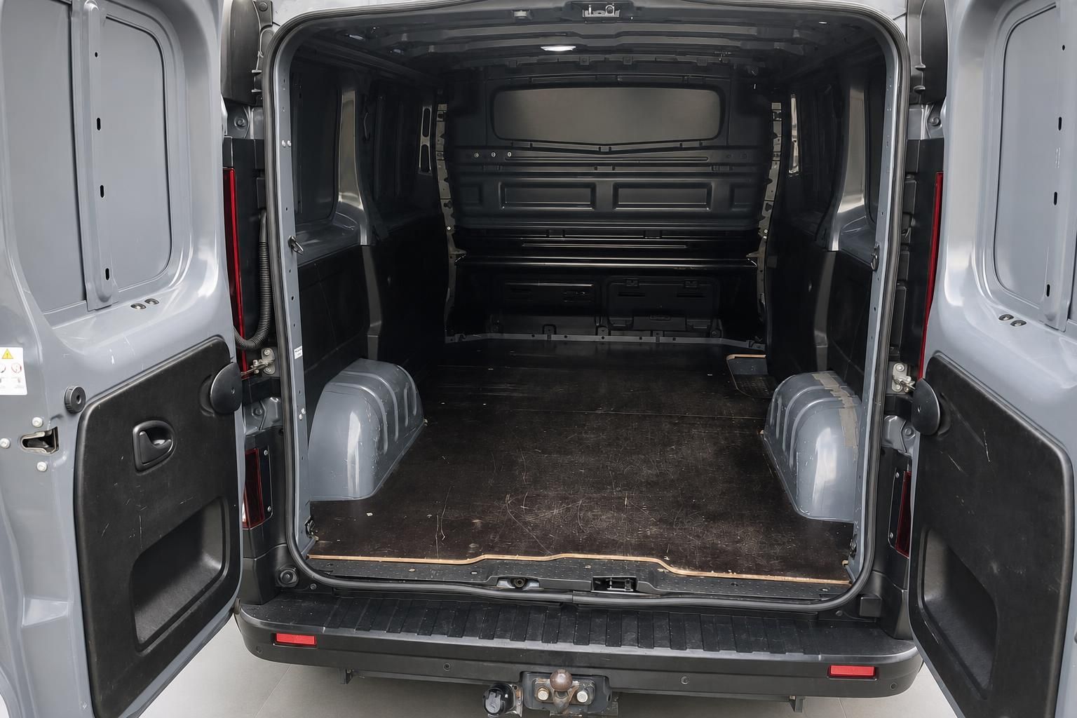Laderaum eines Transporters mit geöffneten Hecktüren, leer