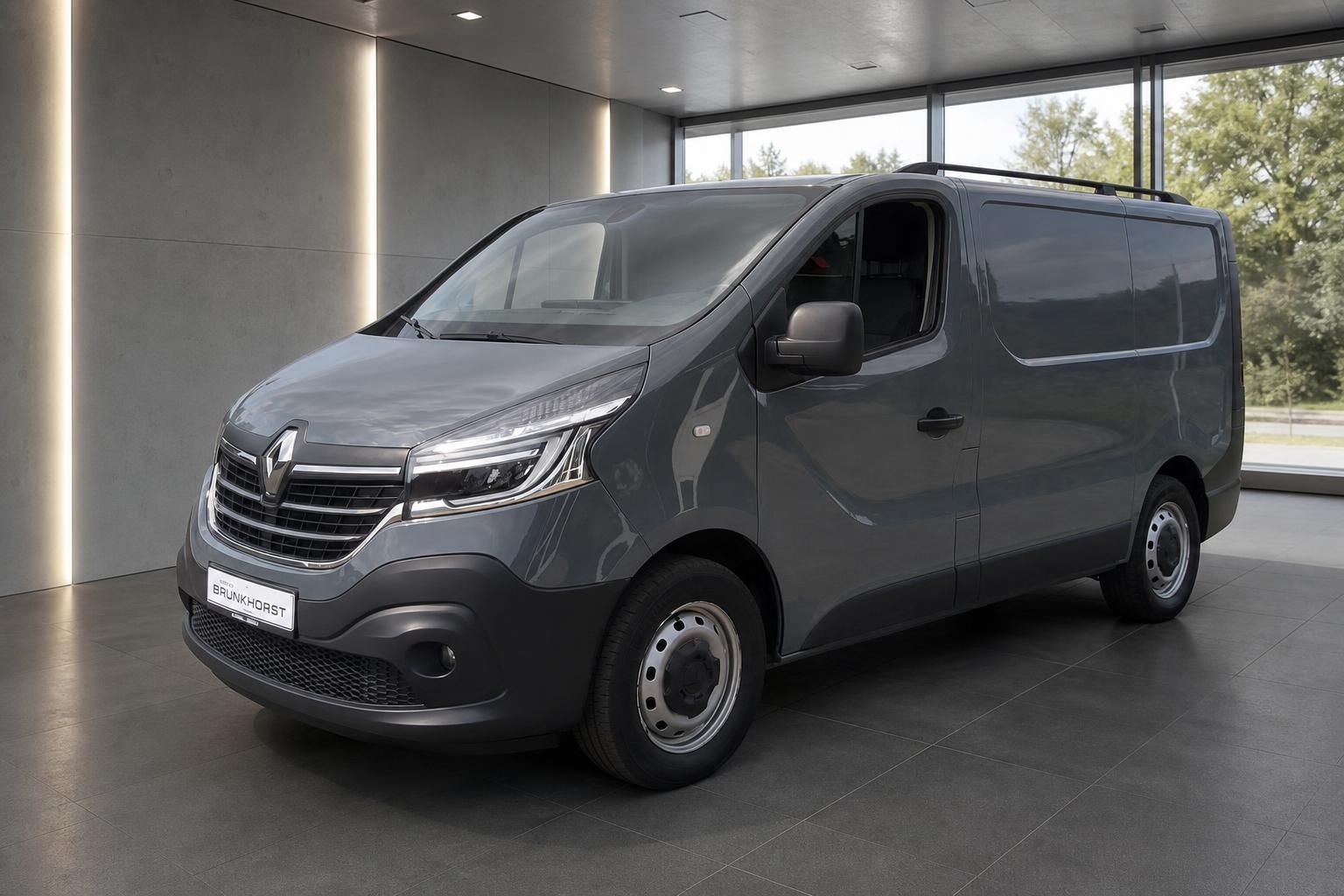 Renault Trafic Kastenwagen grau, Frontansicht schraeg im Autohaus Brunkhorst
