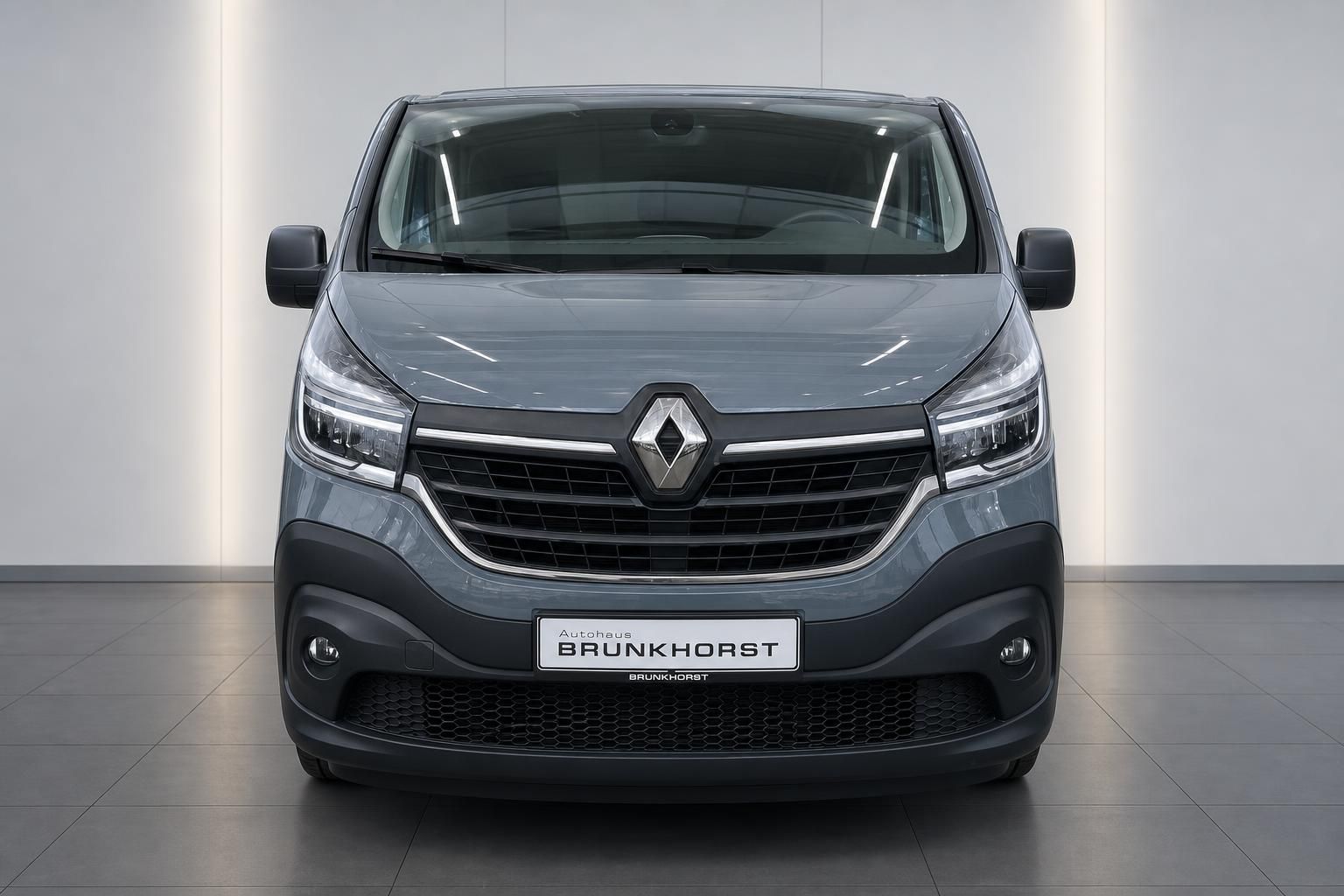 Renault Trafic Frontansicht mit Kuehlergrill und Markenlogo, Autohaus Brunkhorst