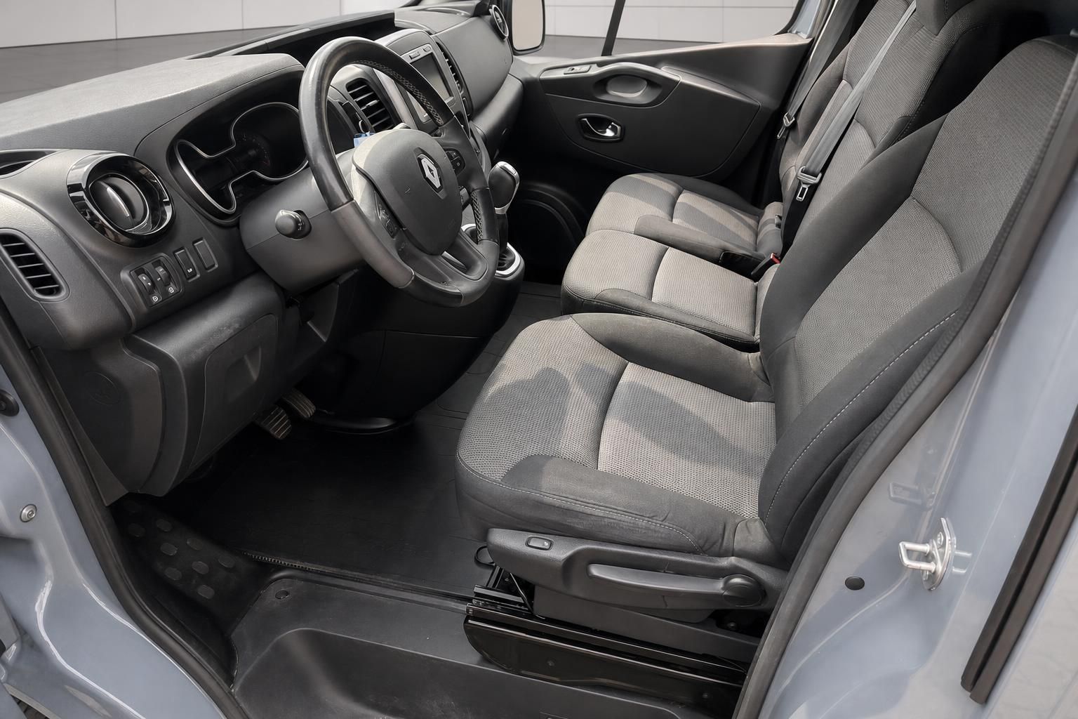 Renault Trafic Innenraum Fahrersitz und Lenkrad, Cockpit Detailansicht