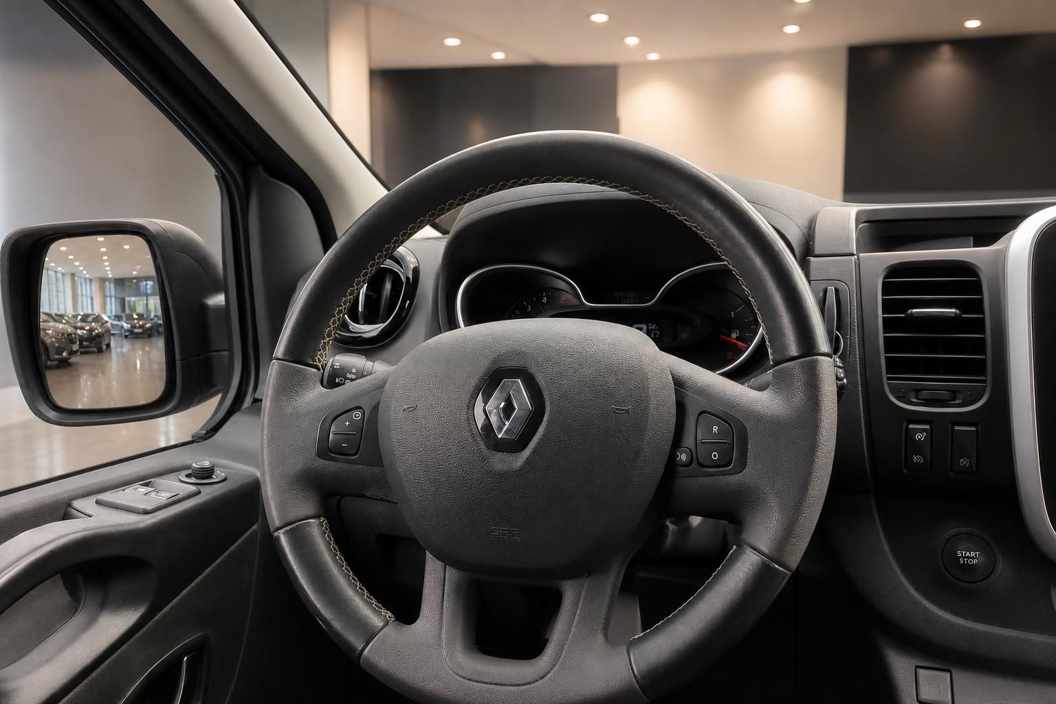 Lenkrad und Cockpit eines Renault Nutzfahrzeugs im Detail