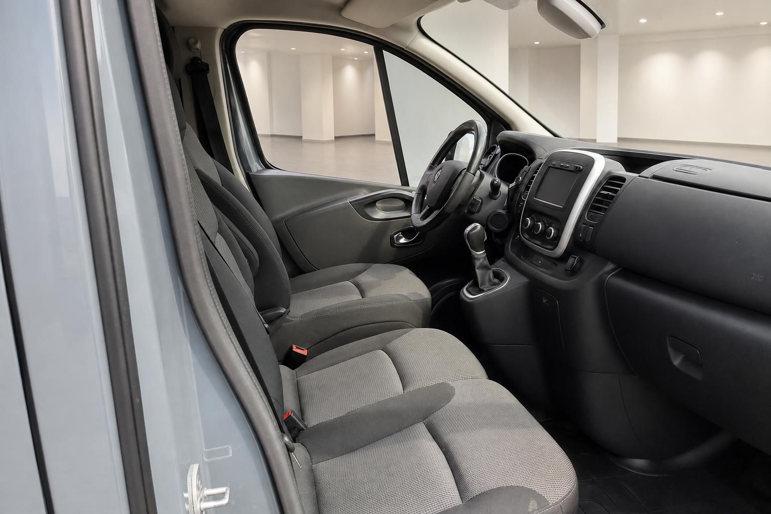 Vordersitze und Armaturenbrett eines Renault Trafic Transporters