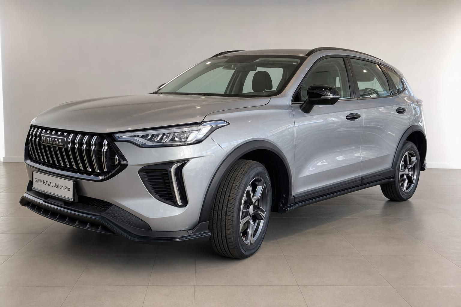 Haval Jolion Pro SUV in Silber, Seitenansicht im Autohaus