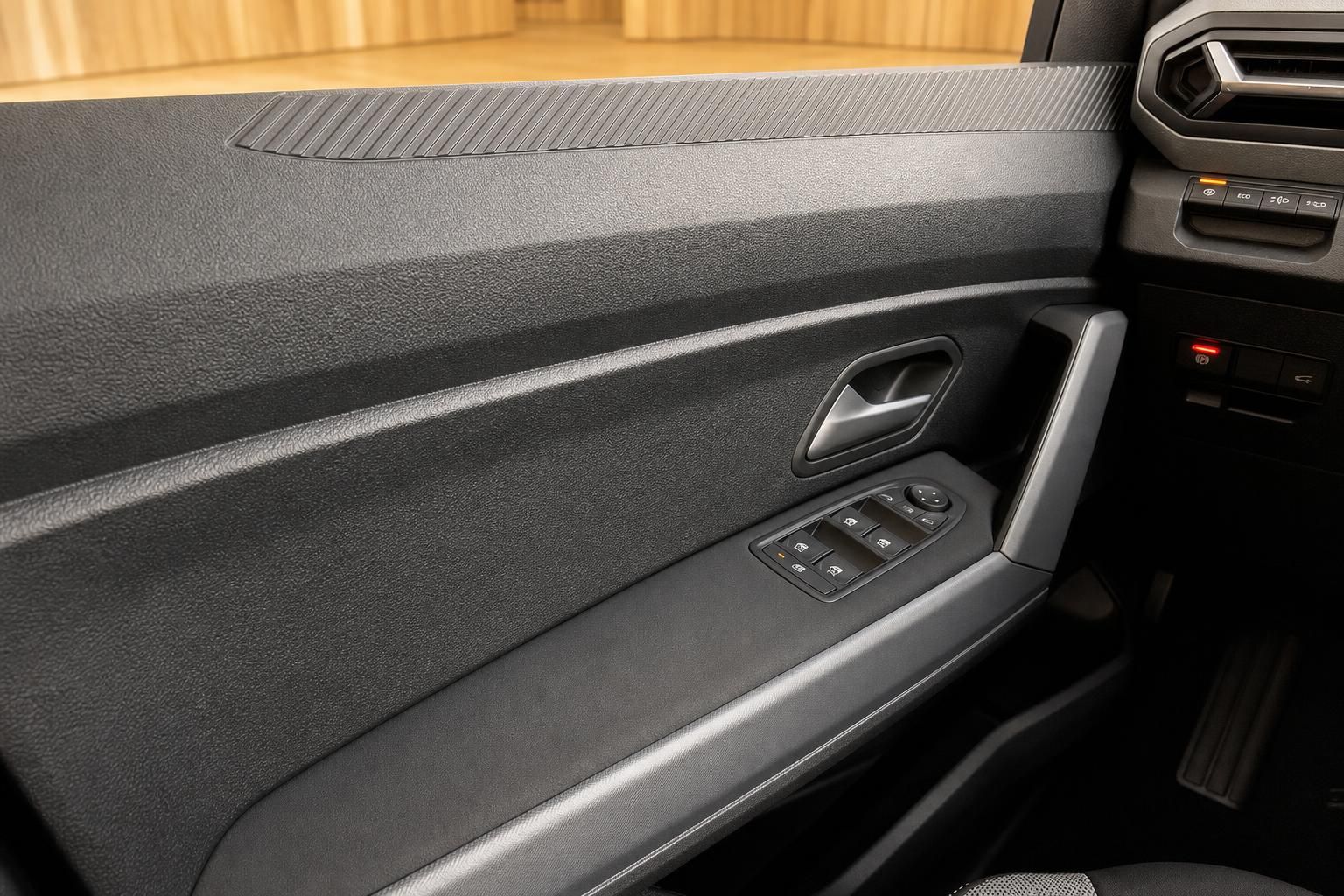 Türverkleidung mit Fensterheberschalter und Türgriff im Detail
