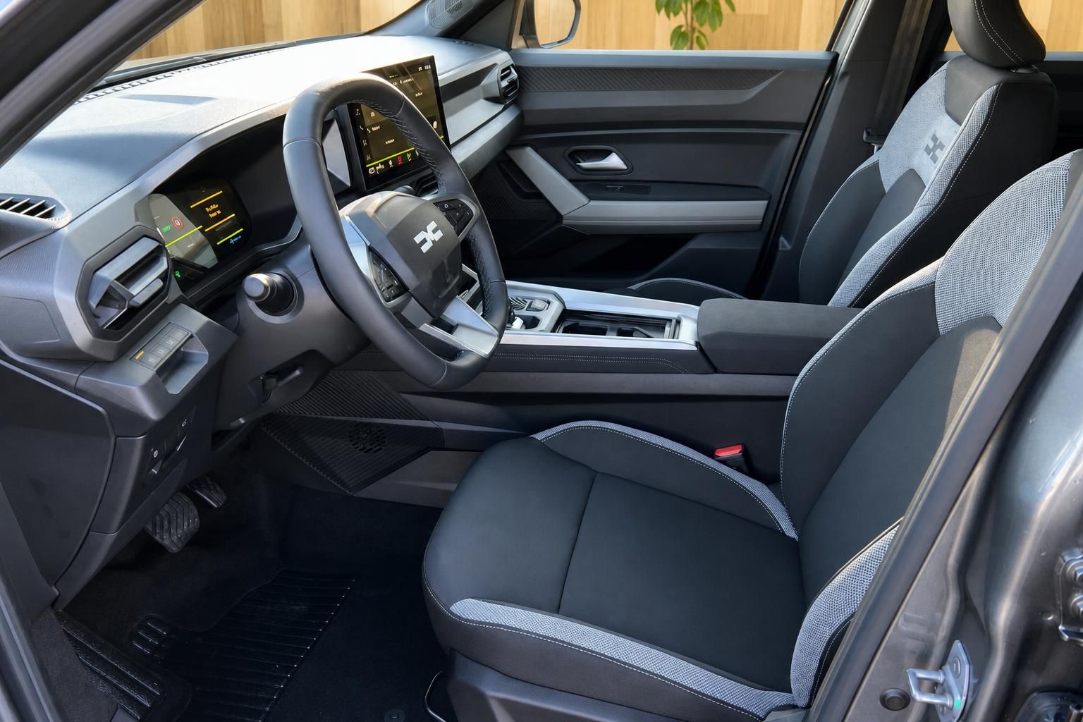 Fahrersitz und Cockpit mit Lenkrad und Sportsitzen im SUV Innenraum
