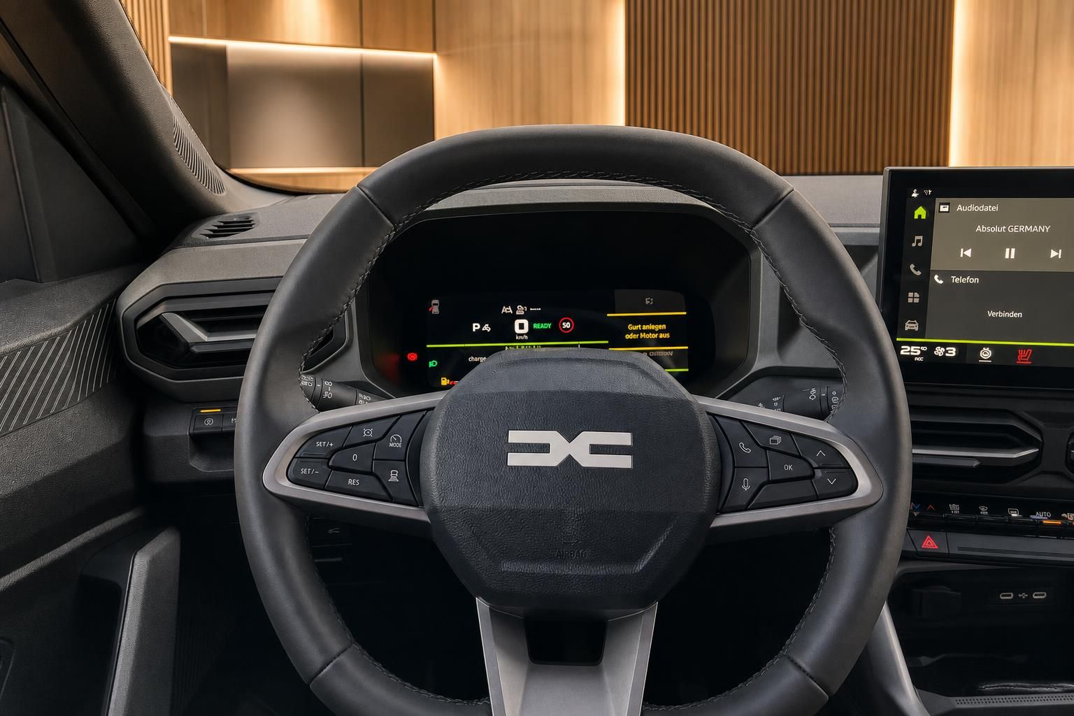 Lenkrad mit digitalem Kombiinstrument und Bedienelementen im Cockpit