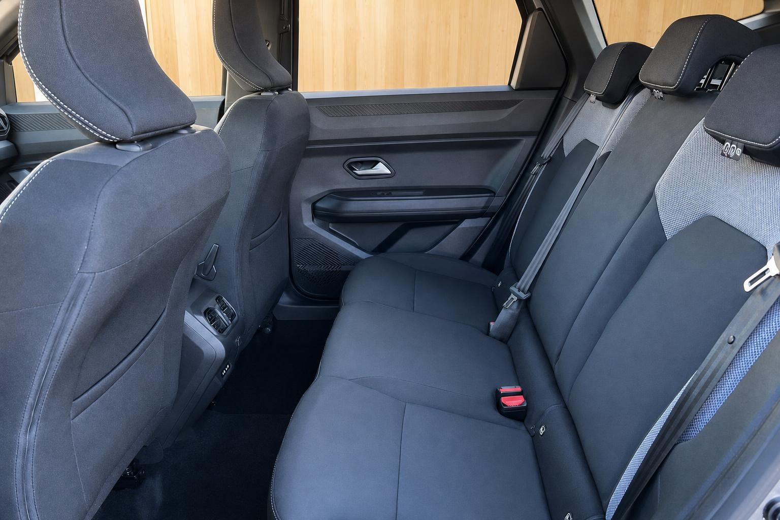 Rücksitze mit Fondraum und Sitzbezügen im Fahrzeuginnenraum