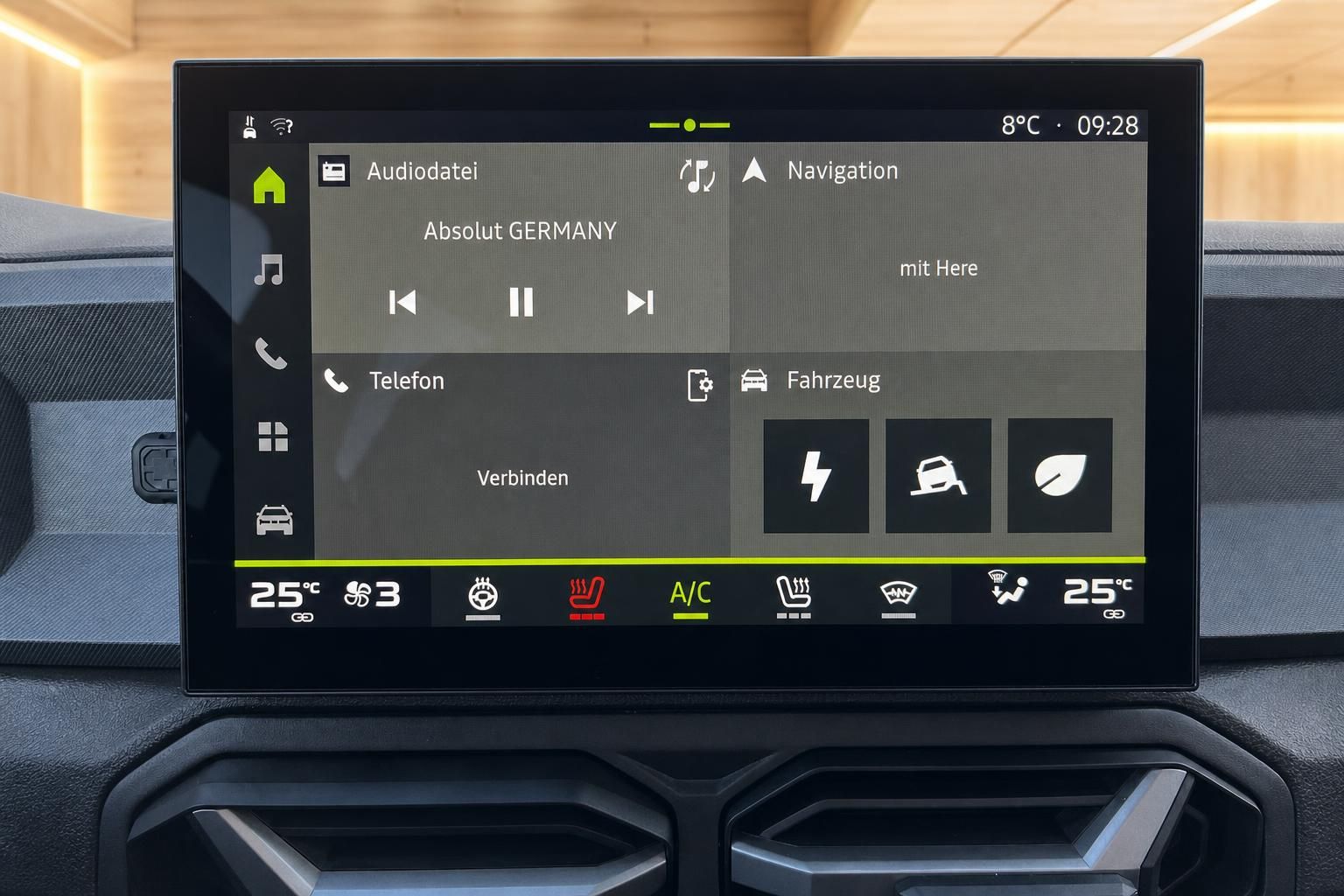 Infotainment-Bildschirm mit Navigation und Fahrzeugeinstellungen