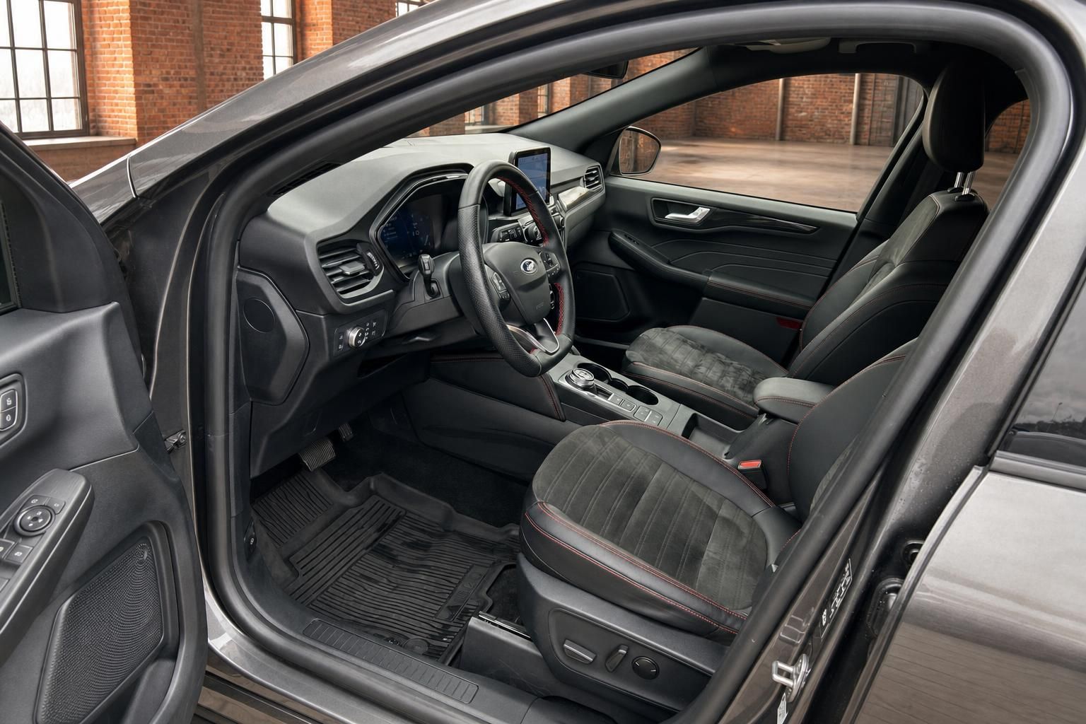 Ford Kuga Innenraum mit Cockpit und Ledersitzen im Detail