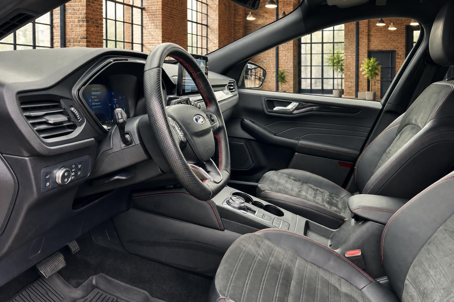 Ford Innenraum Vordersitze mit Lenkrad und Mittelkonsole im Detail
