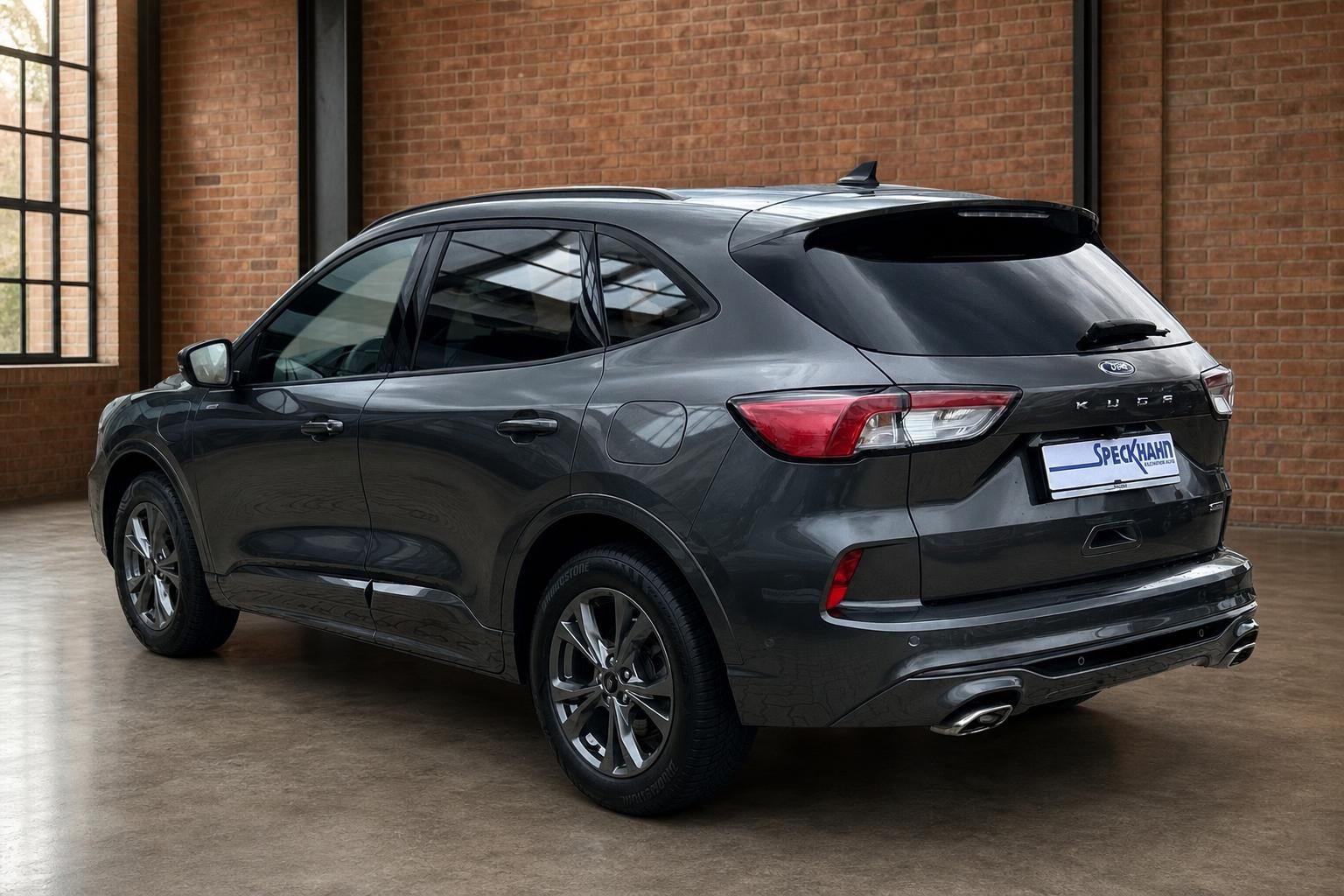 Ford Kuga grau metallic Heckansicht seitlich in Showroom