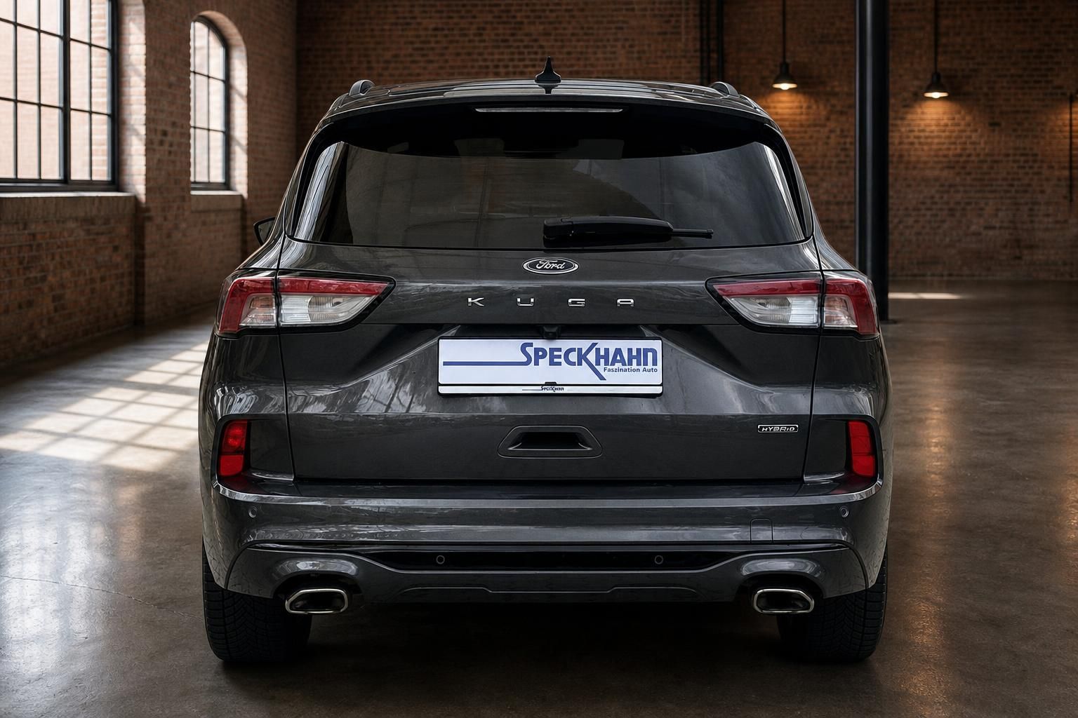 Ford Kuga Hybrid grau Heckansicht frontal im Showroom