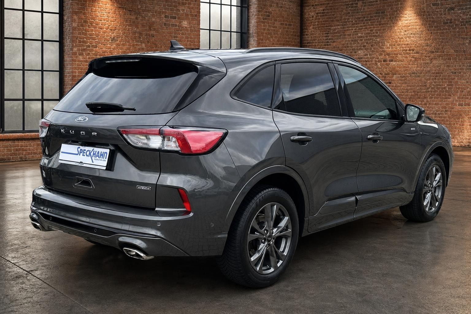 Ford Kuga Hybrid grau Heck seitlich im Autohaus fotografiert