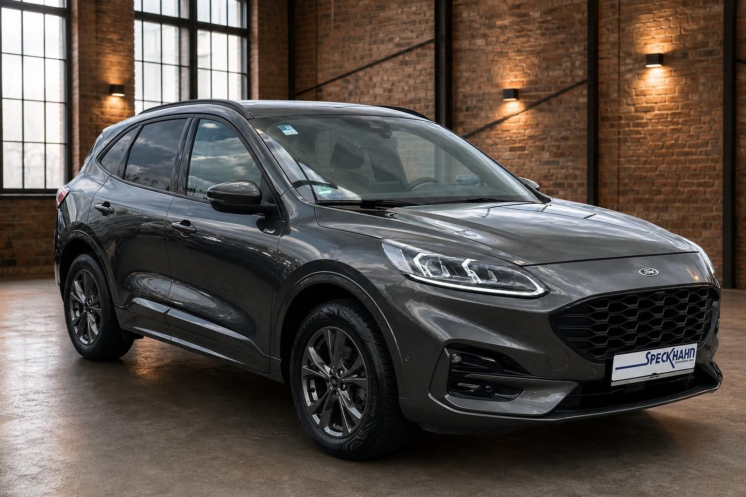 Ford Kuga grau metallic Frontansicht seitlich im Showroom