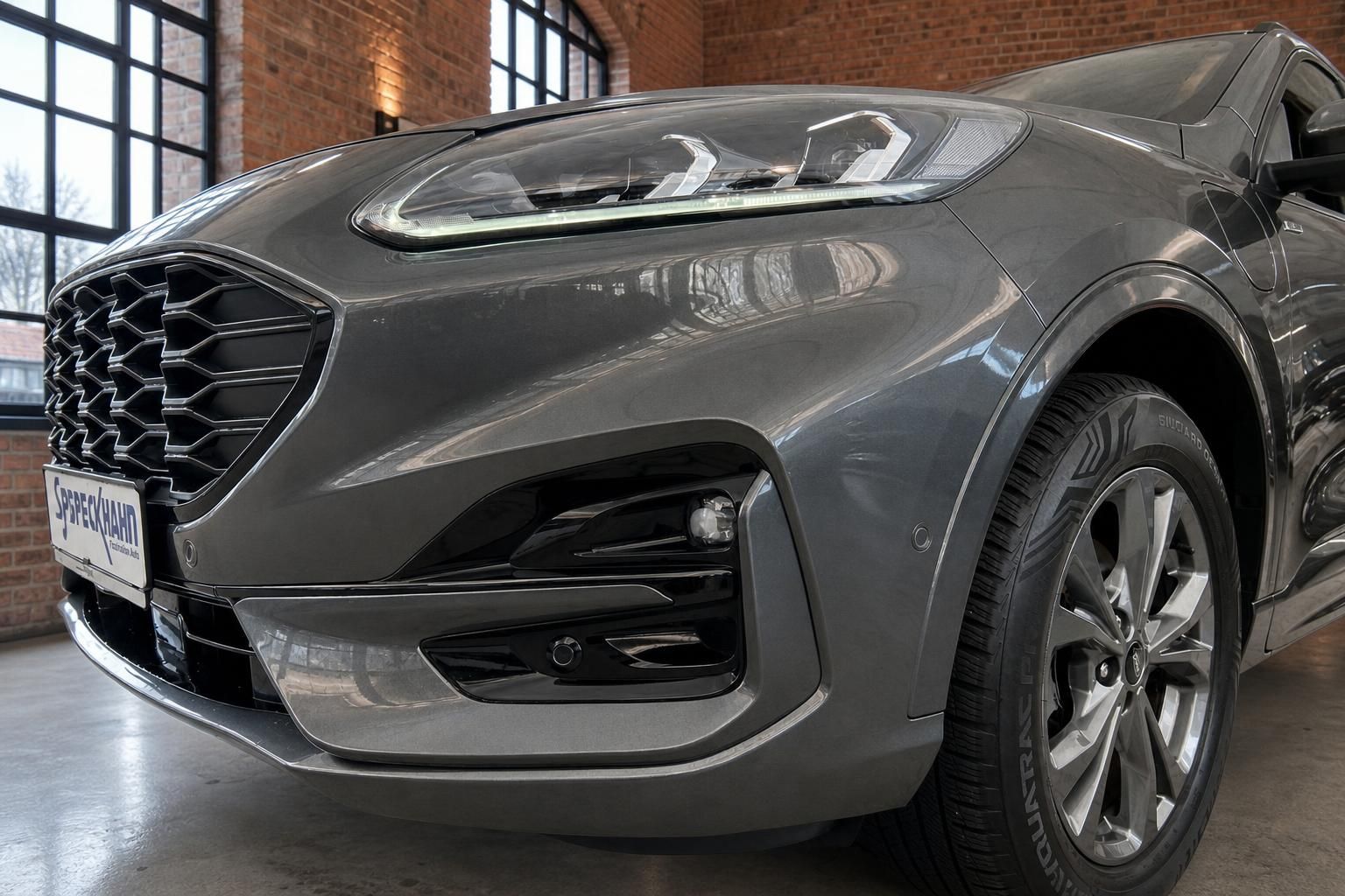 Ford Kuga ST-Line Frontpartie mit LED-Scheinwerfer und Felge im Detail