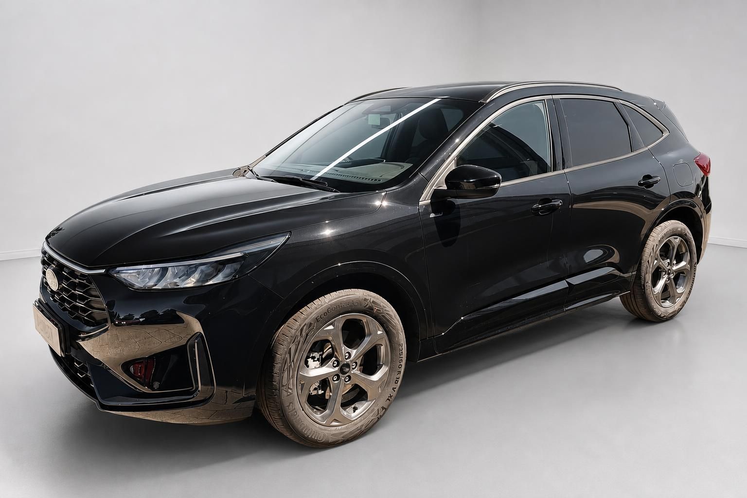 Ford Kuga schwarz Frontansicht SUV Studioaufnahme