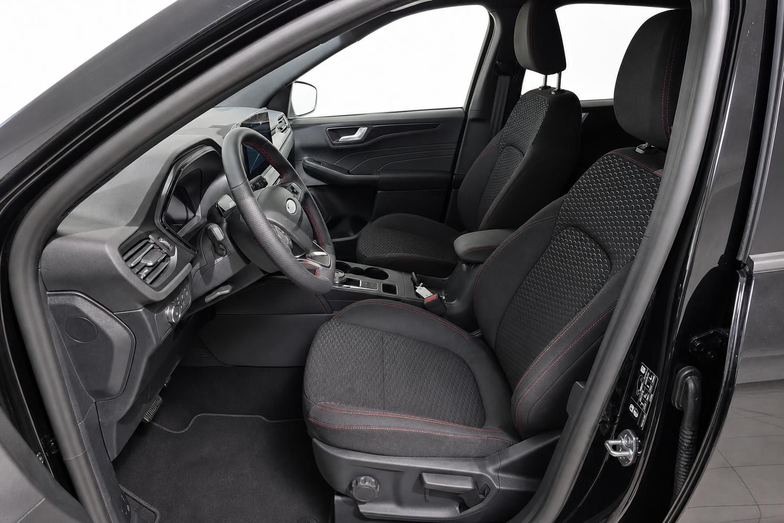 Ford Innenraum Vordersitze schwarz mit roter Ziernaht