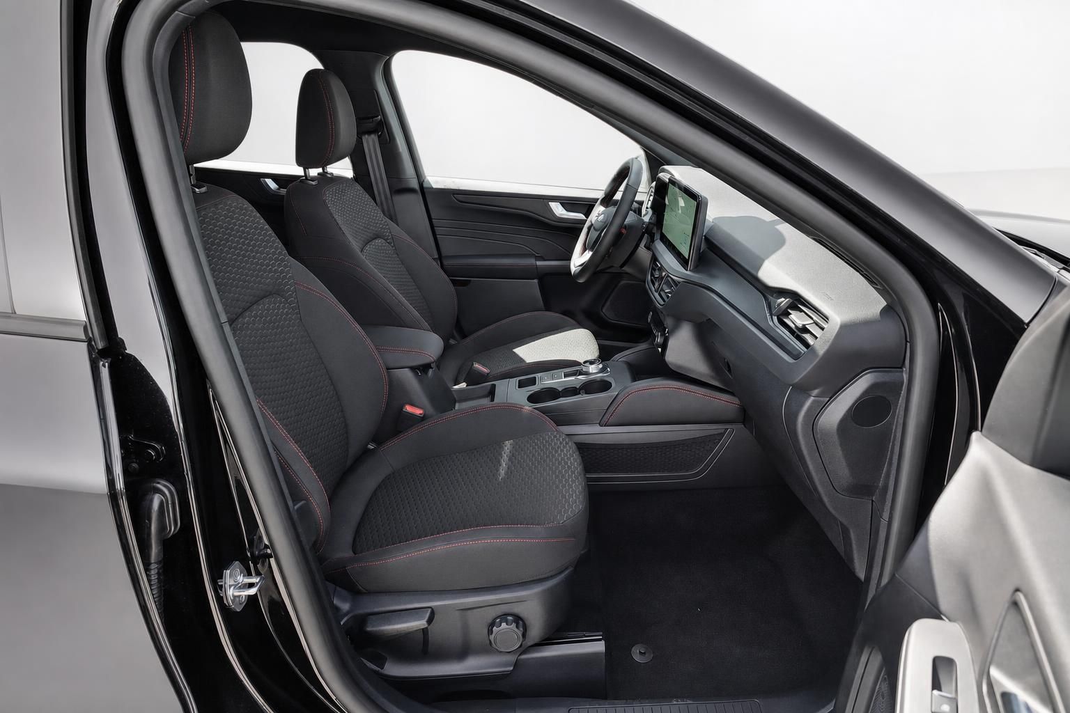Ford Innenraum Blick auf Vordersitze und Cockpit