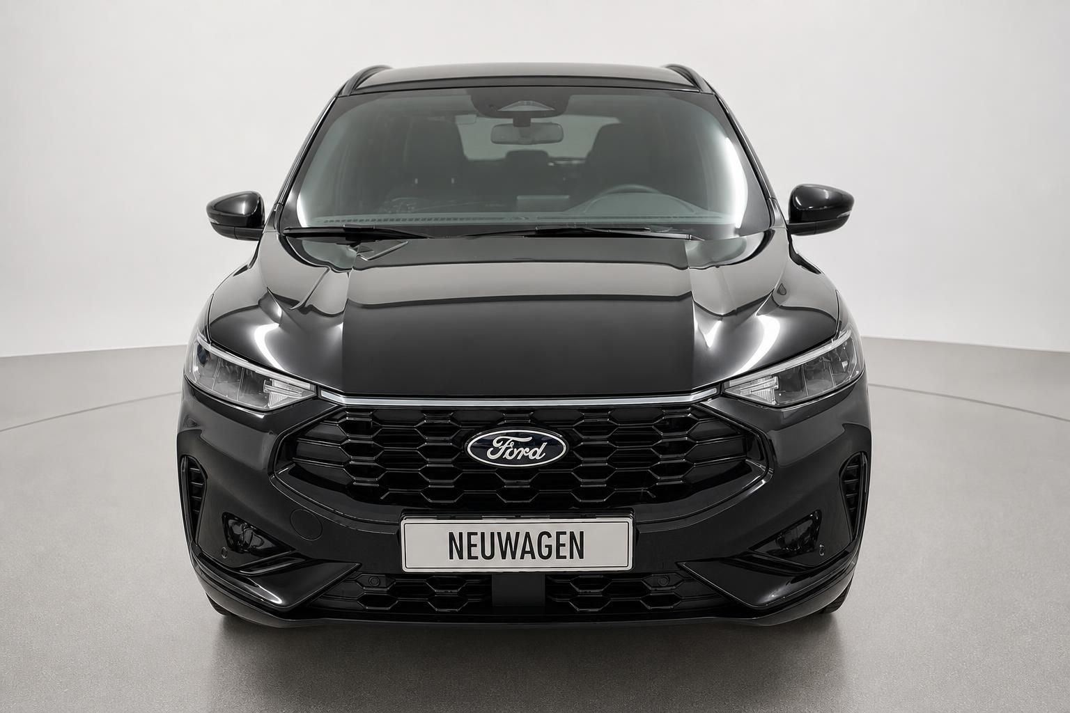 Ford Kuga schwarz Frontansicht Neuwagen im Studio