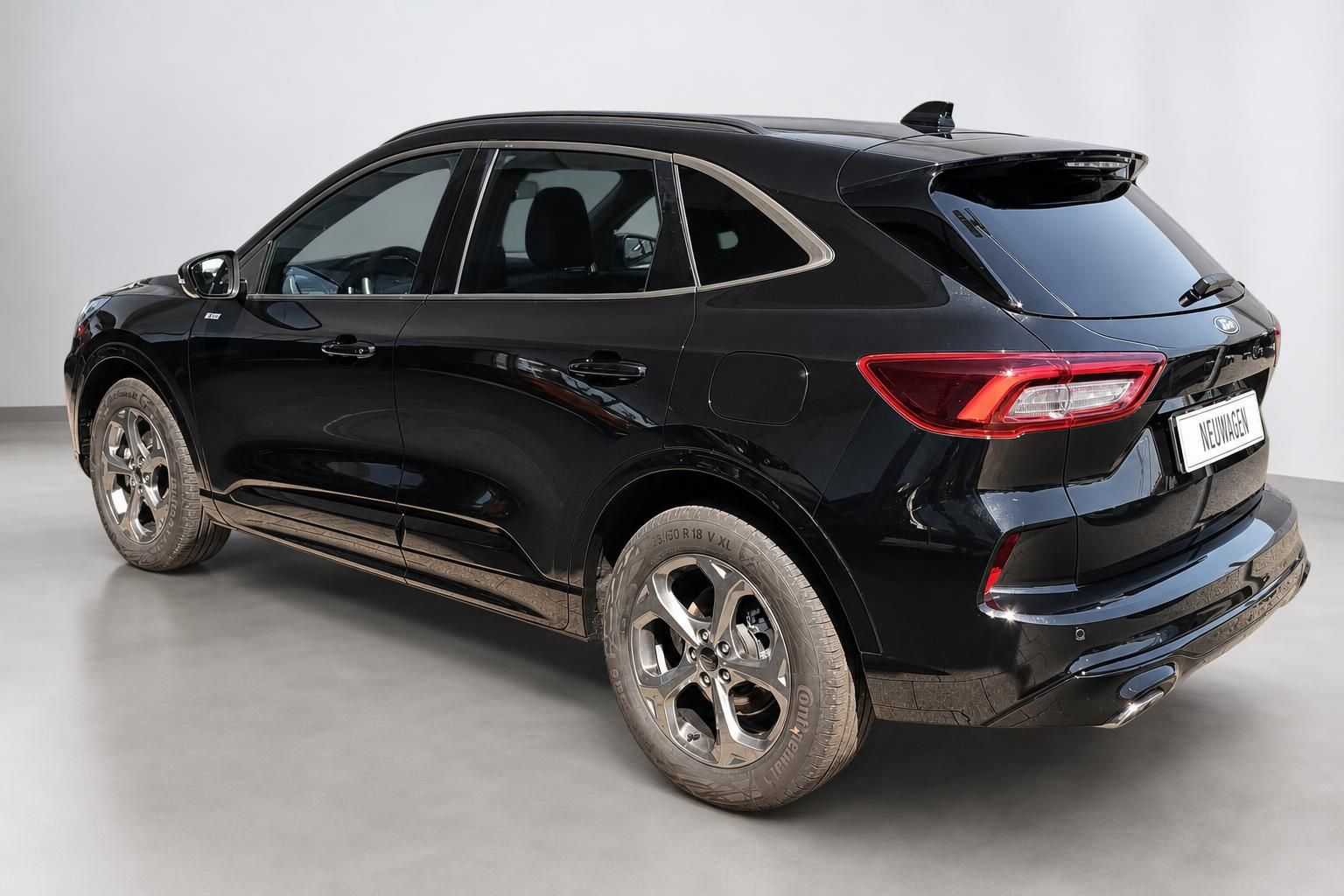 Ford Kuga schwarz Heck-Seitenansicht Neuwagen Studio