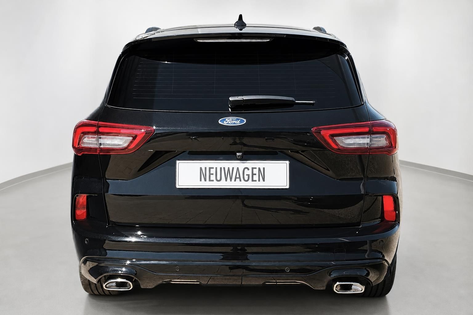 Ford Kuga schwarz Heckansicht Neuwagen im Studio