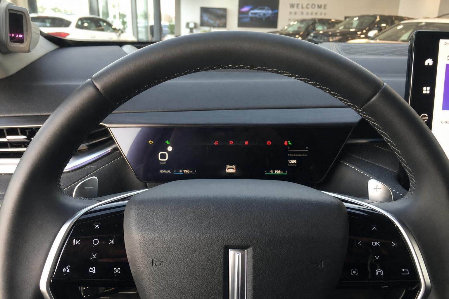 Lenkrad mit digitalem Kombiinstrument im Fahrzeuginnenraum