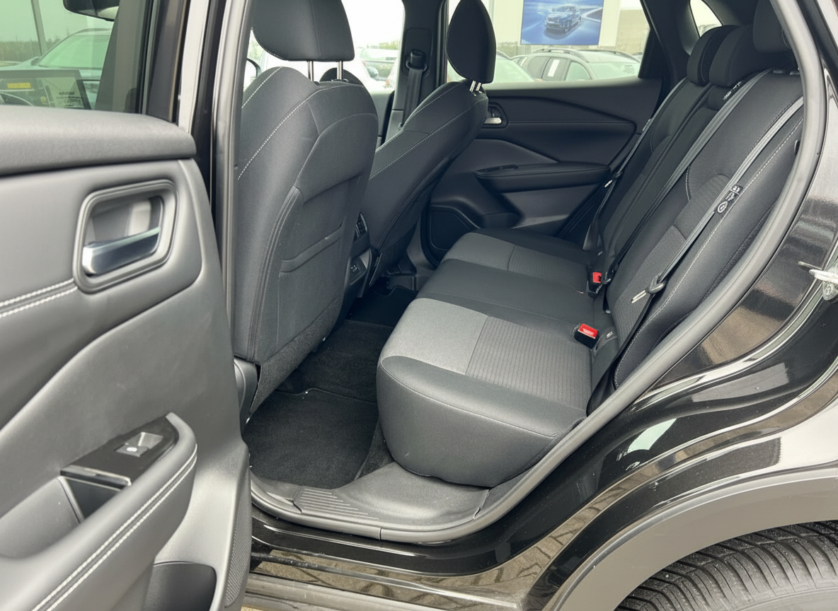 Rücksitzbank schwarzes Fahrzeug Innenraum mit Stoffsitzen und Kontrastnähten