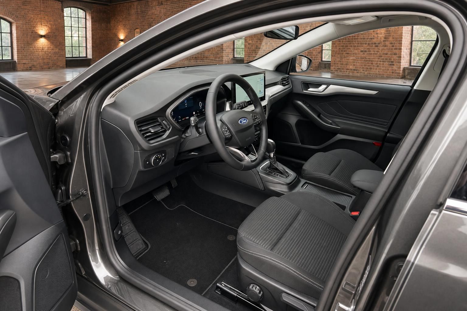 Ford Innenraum mit Cockpit, Lenkrad und modernem Infotainment-Display
