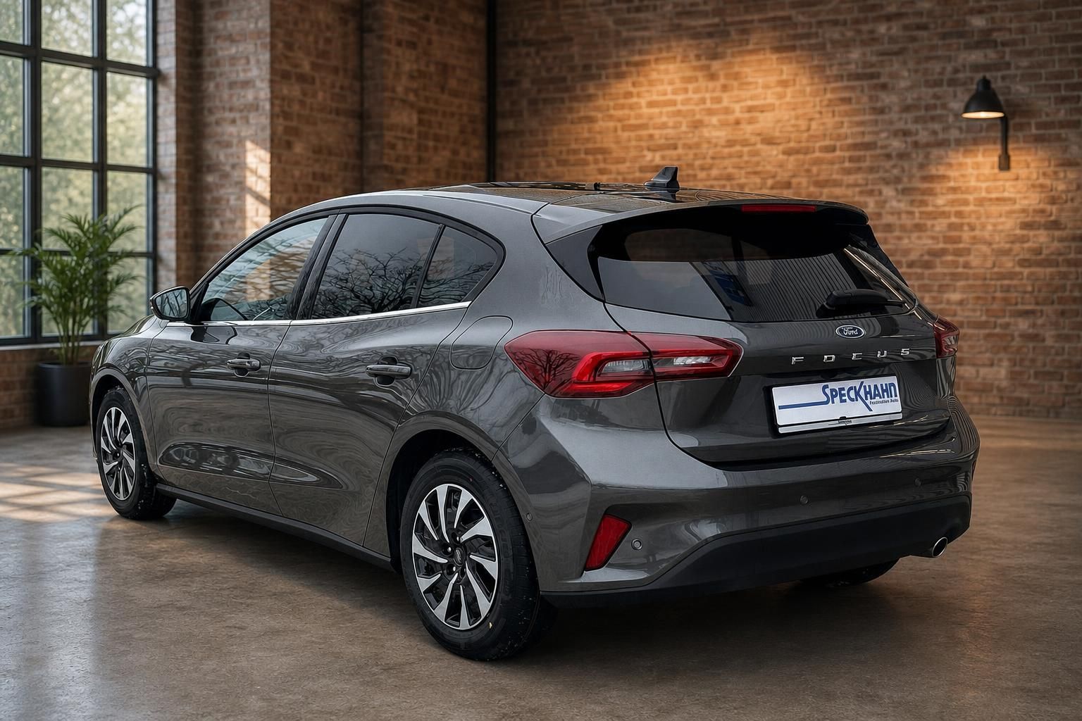 Ford Focus grau Heck seitliche Ansicht in Loftambiente mit Ziegelwand