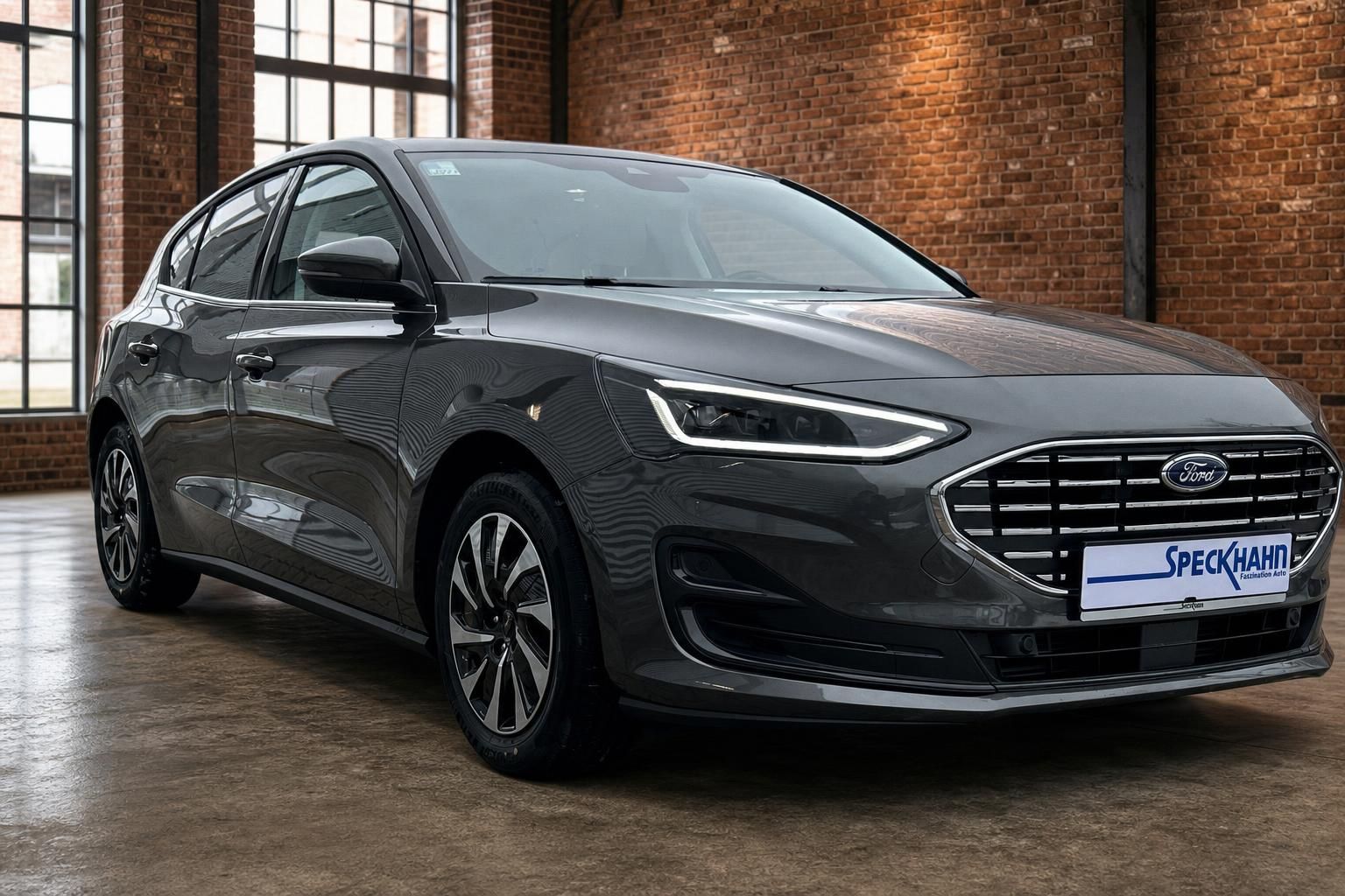 Ford Focus dunkelgrau Frontansicht mit LED-Scheinwerfern in Industriehalle