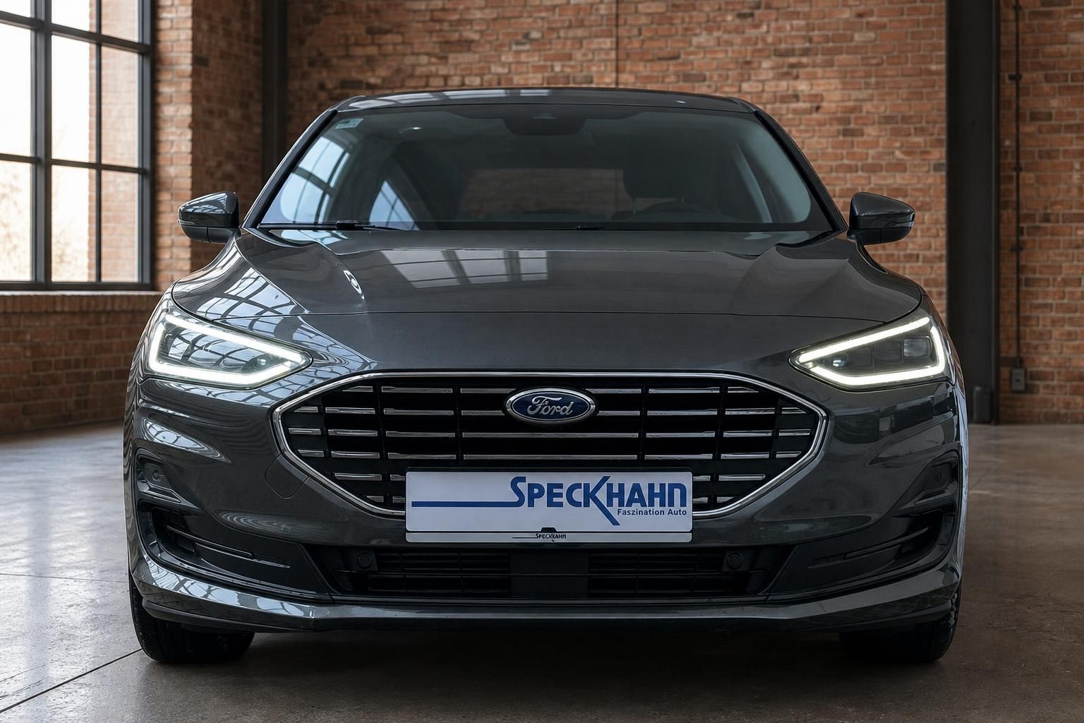 Ford Frontansicht mit LED-Scheinwerfern und markantem Kuehlergrill in Grau