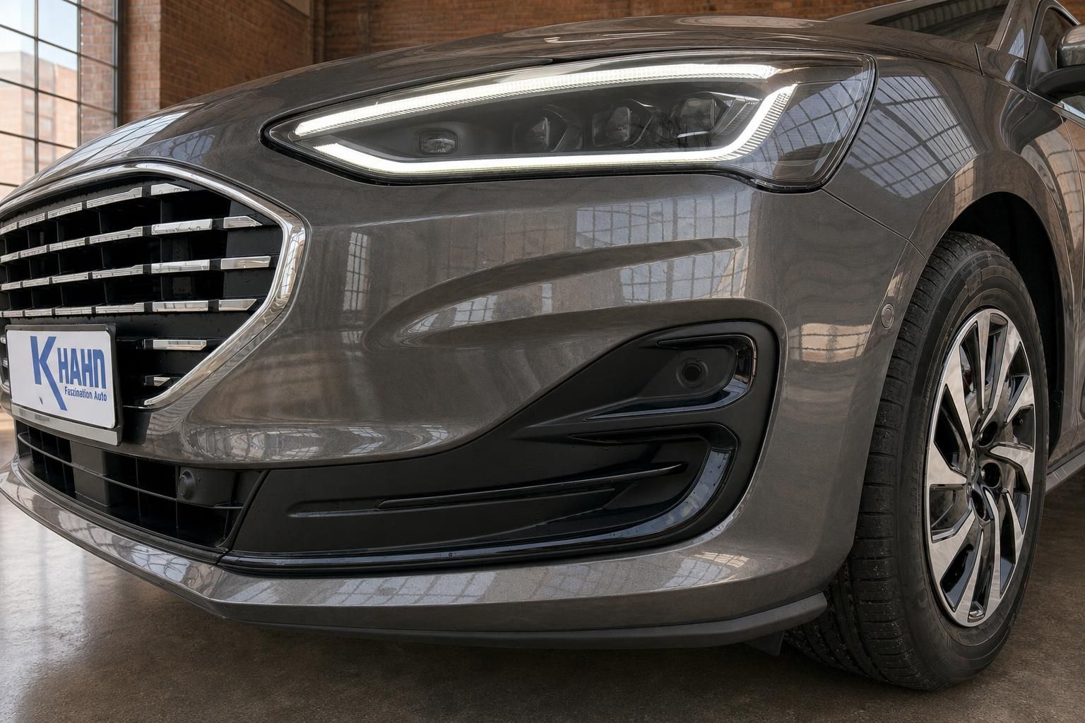 Ford Detailansicht Frontstossfaenger mit LED-Tagfahrlicht und Felge