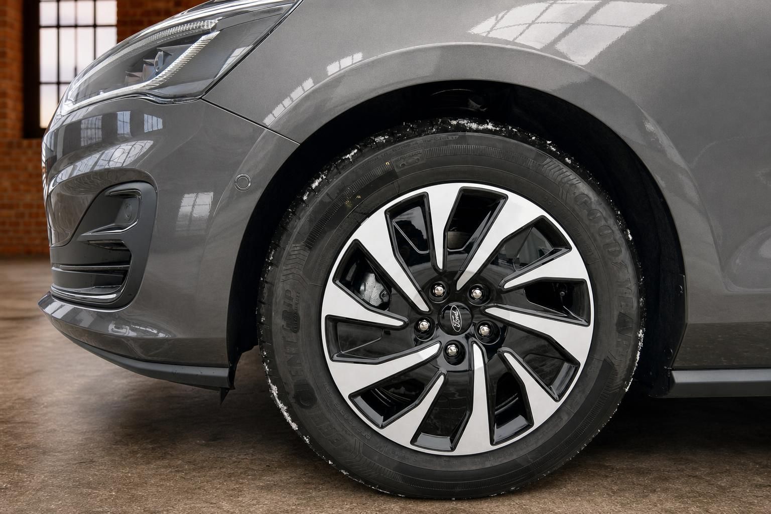 Ford Leichtmetallfelge im Detail mit Goodyear Bereifung, Nahaufnahme